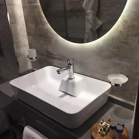Sunolus Vineyard House Hotel